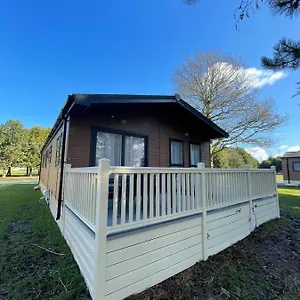 Oakwood With Hot Tub Holiday home York