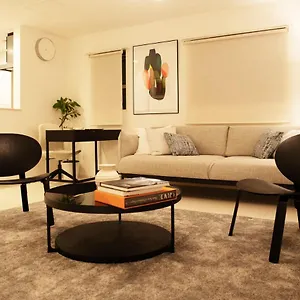 Villa 6 Mins To Walk Jr Okubo Station 1stop To Shinjuku Brand New Silent Stylish 3br, Tokyo