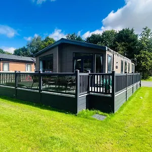 Four Seasons With Hot Tub Holiday home York